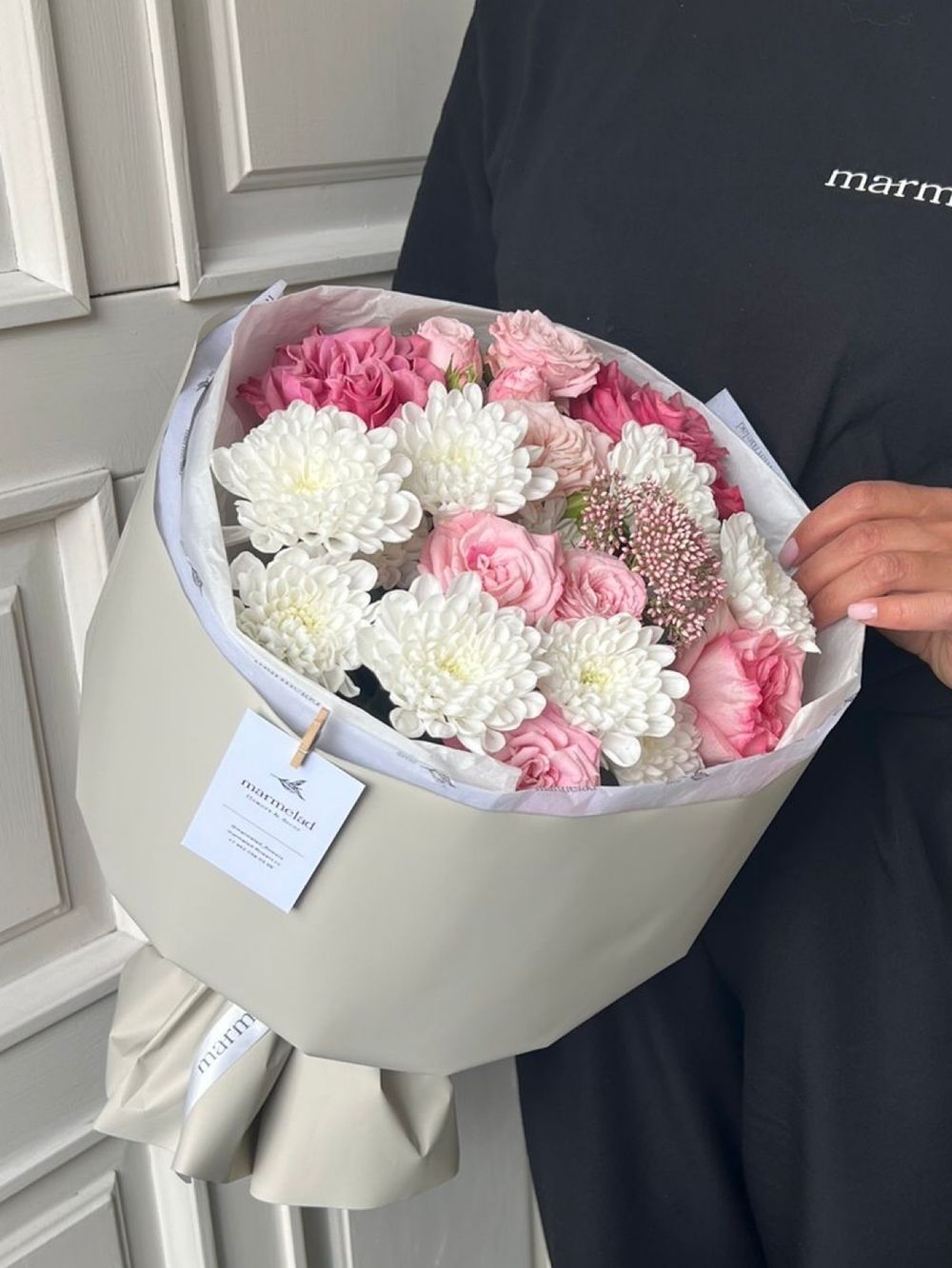 Букет сборный из кустовой пионовидной розы, хризантемы и озотамнуса