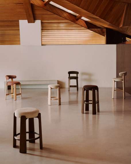 Granite Барный табурет из коричневого шенилла и массива ясеня в отделке орех 75 см