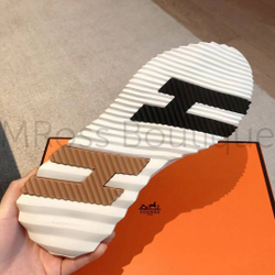 Женские кроссовки Hermes Bouncing белого цвета с черными и коричневыми буквами на подошве