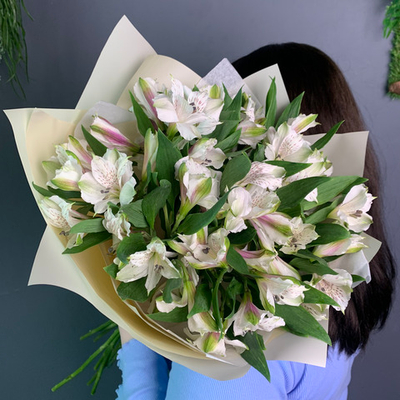 Букет 11 белых альстромерий