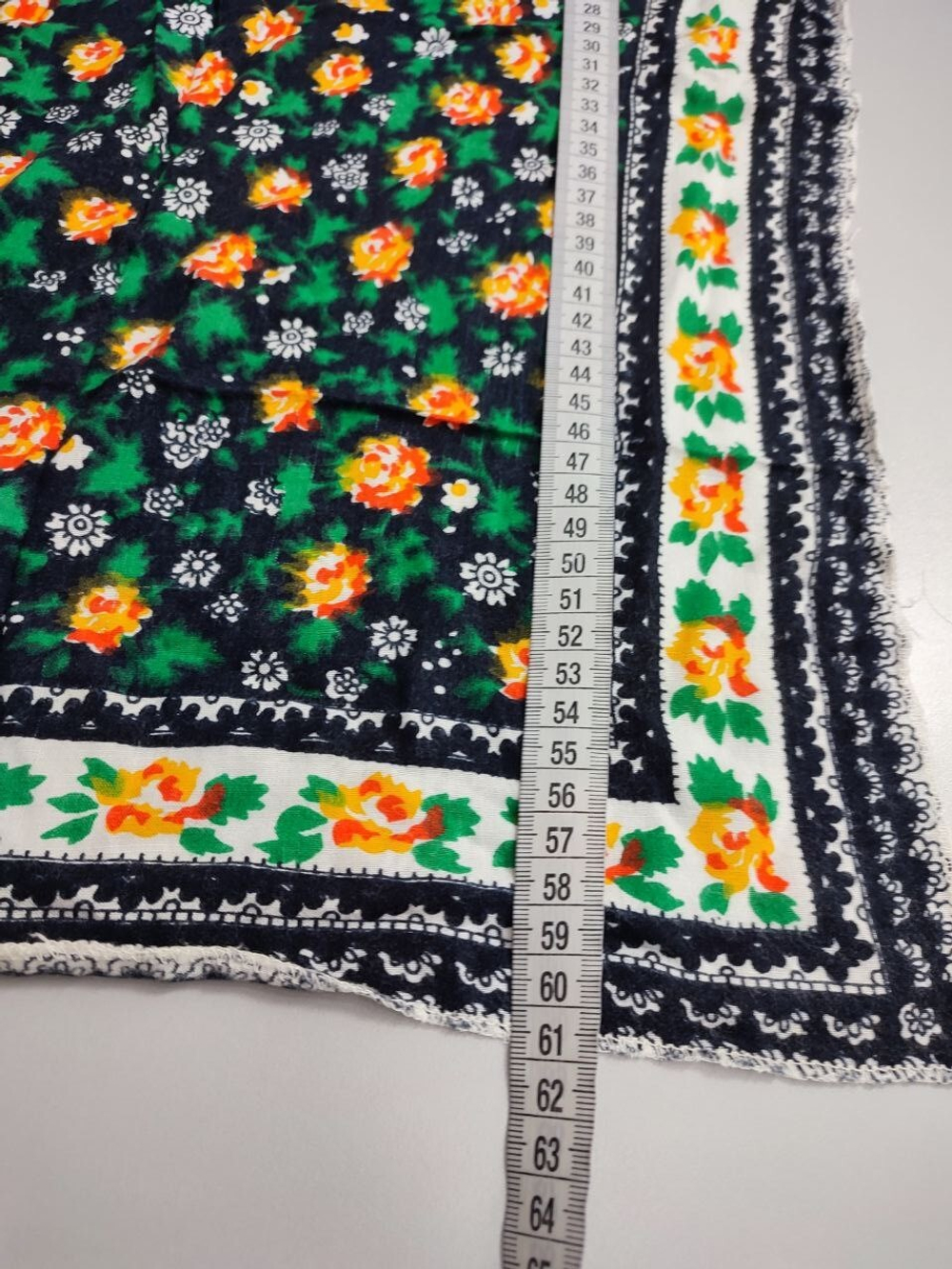 Платок с яркими цветами