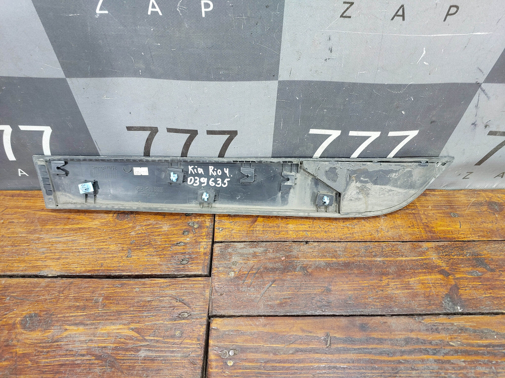 Накладка двери задней правой Kia Rio 4 X-Line 17-нв Б/У Оригинал 87722H0500