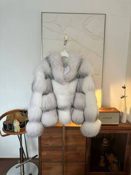 Шуба Dior из меха белой лисы