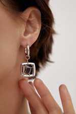 Серьги черный прямоугольный кристалл в серебряном квадрате, замок скоба