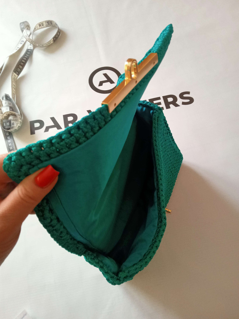 Сумка вязанная с одним отделением на подкладе.