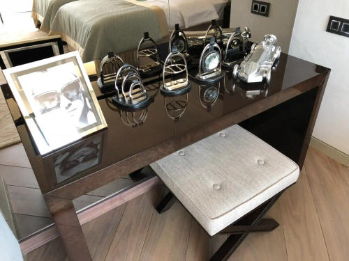 Стол для спальни