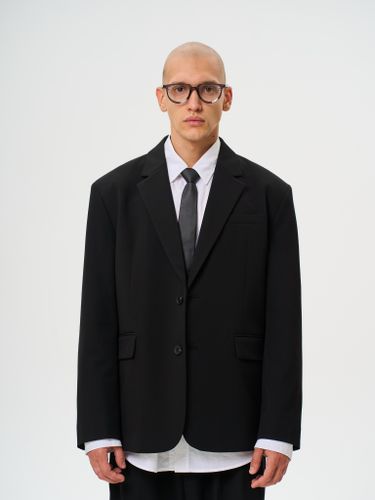 Черный пиджак свободного кроя