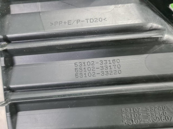 Решетка переднего бампера Toyota Camry xv70 17-21