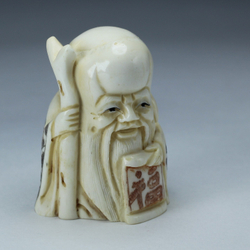 Нэцкэ Шоусин с посохом и табличкой пожелания счастья