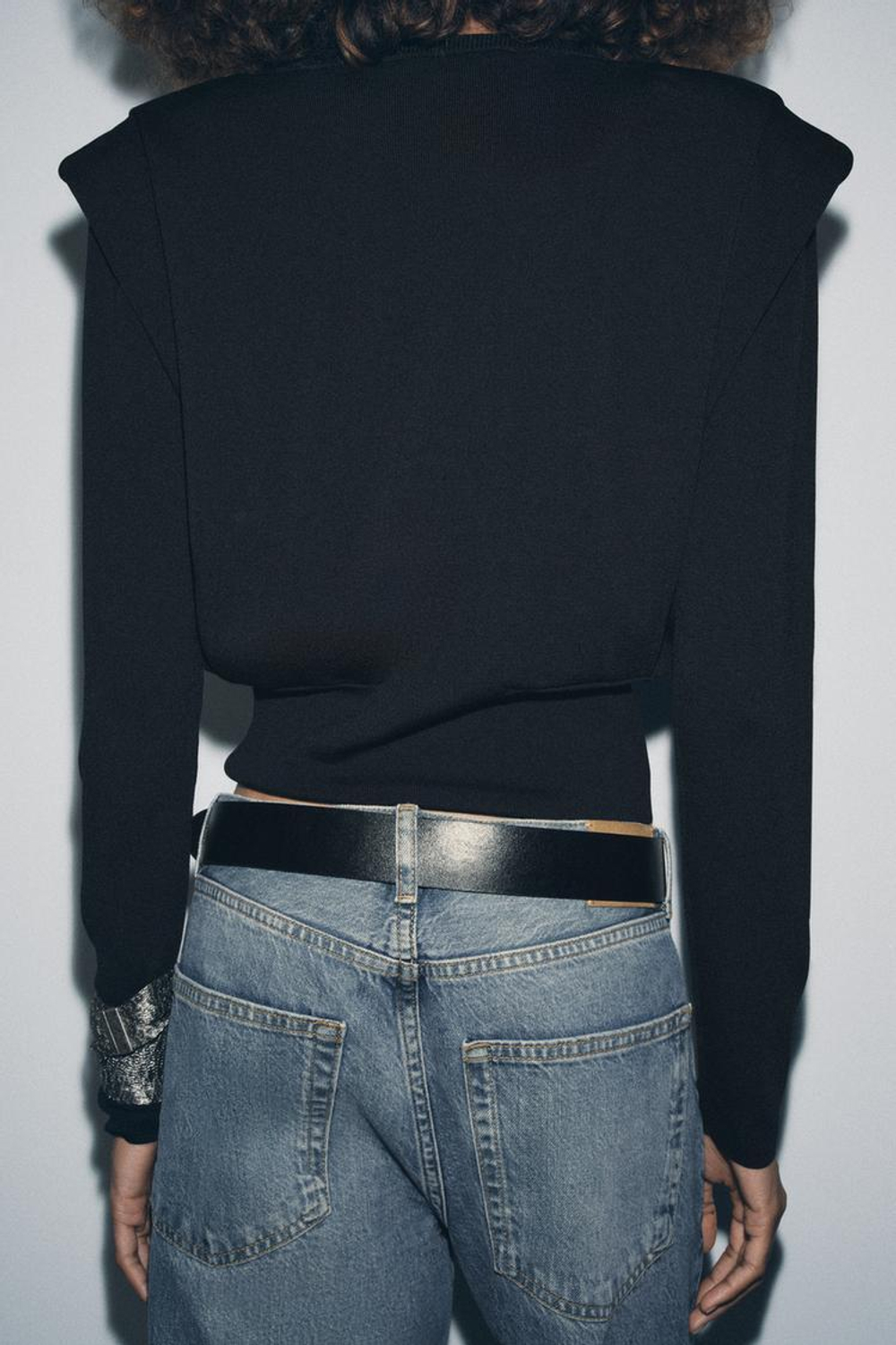 ZARA ТРИКОТАЖНЫЙ ТОП С ПОДПЛЕЧНИКАМИ, ЧЕРНЫЙ