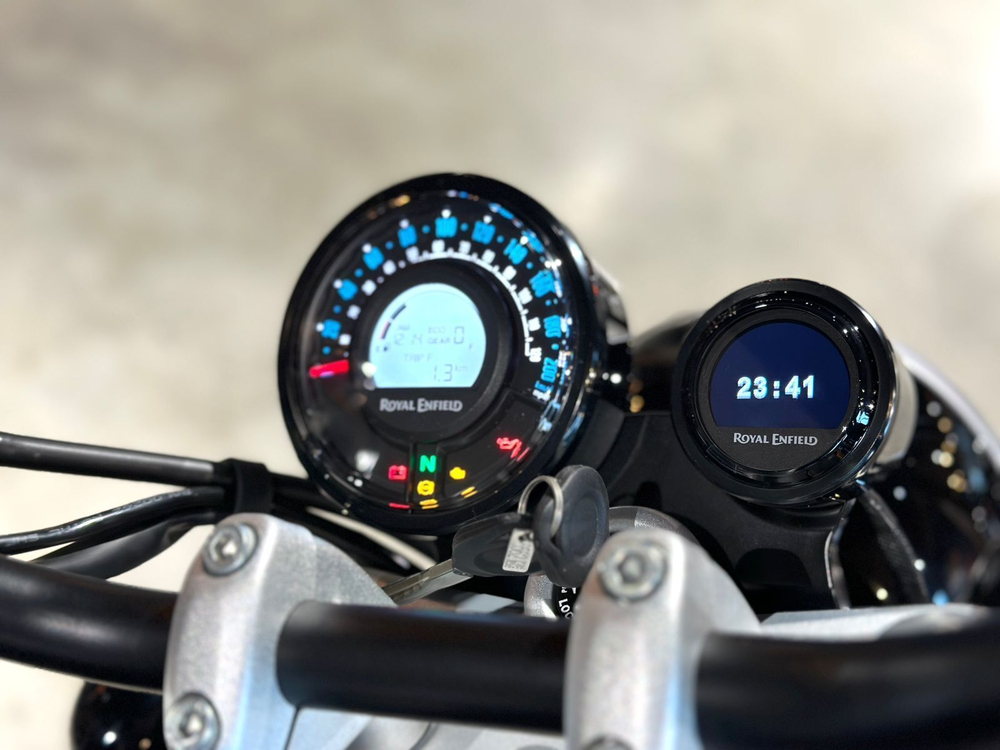 Royal Enfield Super Meteor 650 Astral Black (Base)