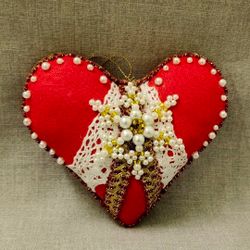 Ёлочная игрушка Сердце с вышивкой