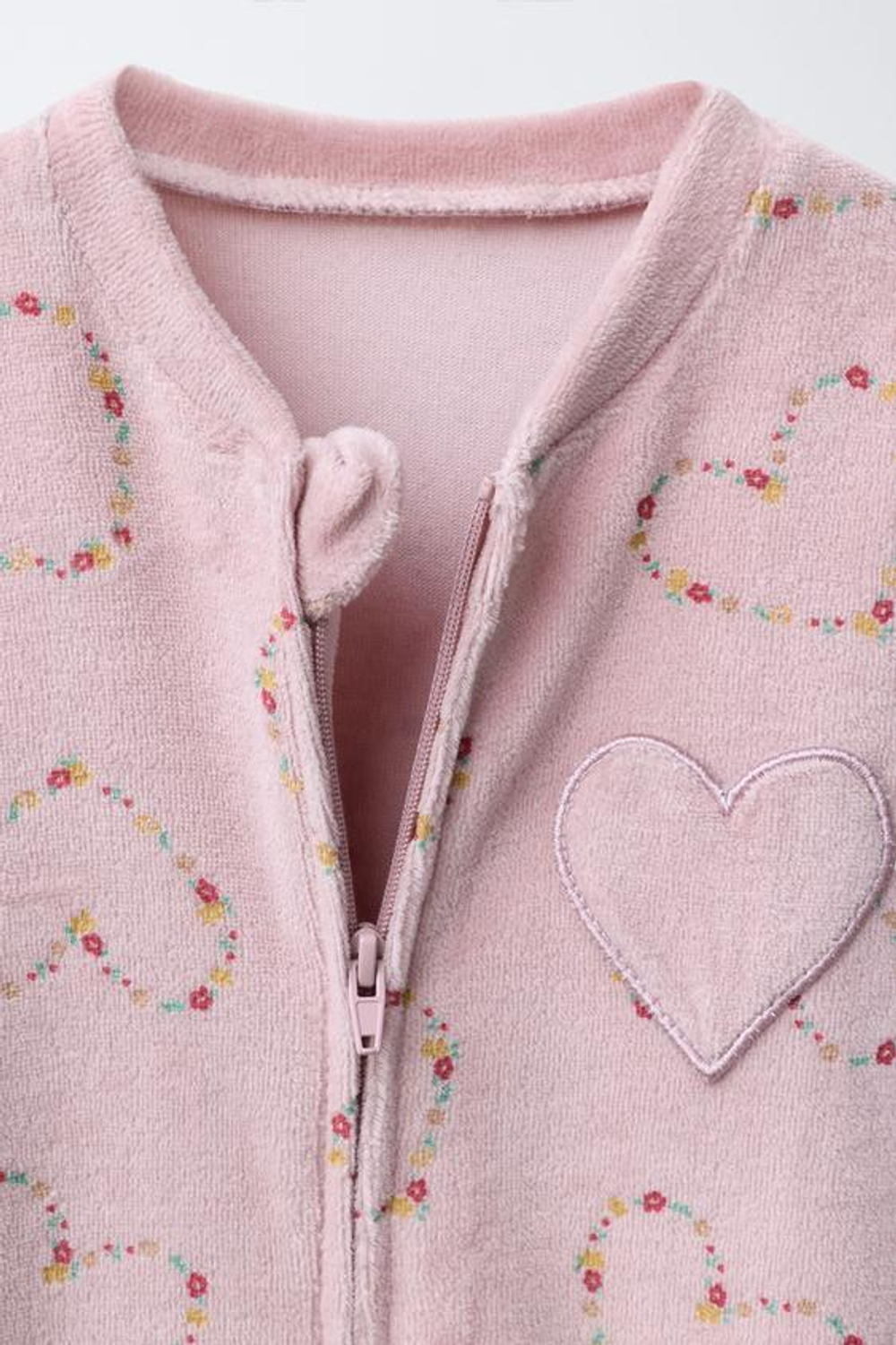 ZARA КОМБИНЕЗОН ИЗ ВЕЛЮРА С ПРИНТОМ «СЕРДЦА И ЦВЕТЫ», ПУДРОВО-РОЗОВЫЙ