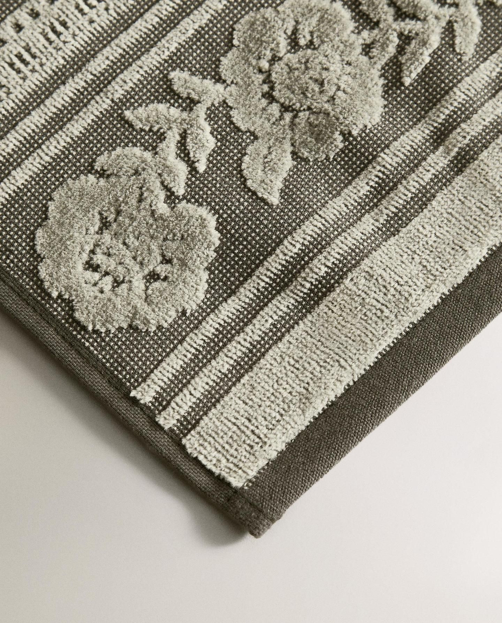 Zara Home - Жаккардовое велюровое банное полотенце, зеленый, 90х150 см