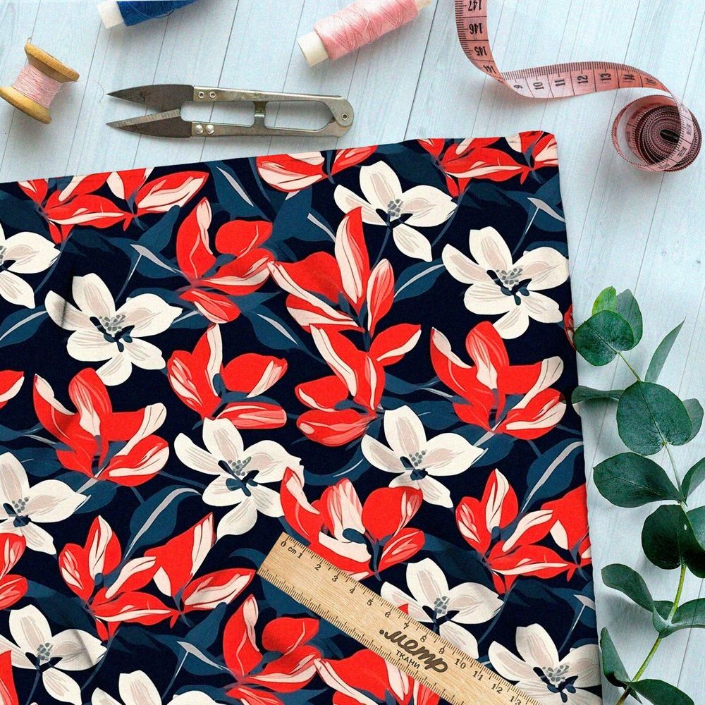 Ткань Ниагара Софт бело-красная цветочная иллюстрация