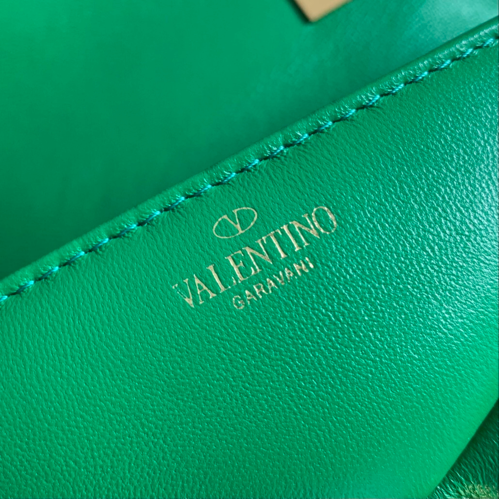 Valentino One Stud Bag with Chain 19 cm