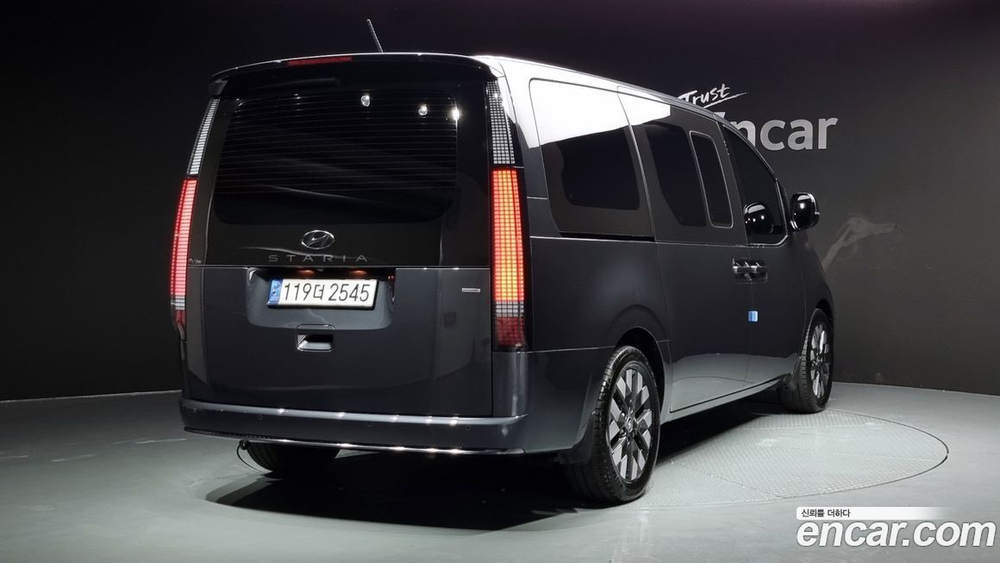 Hyundai Staria 4WD Lounge 9-и местный (11.2021)