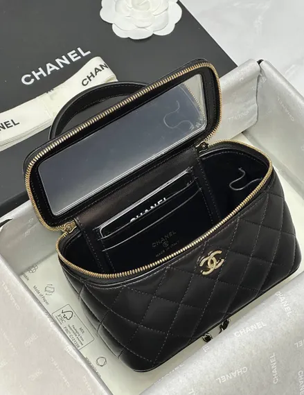 Косметичка Chanel с двойным C-логотипом