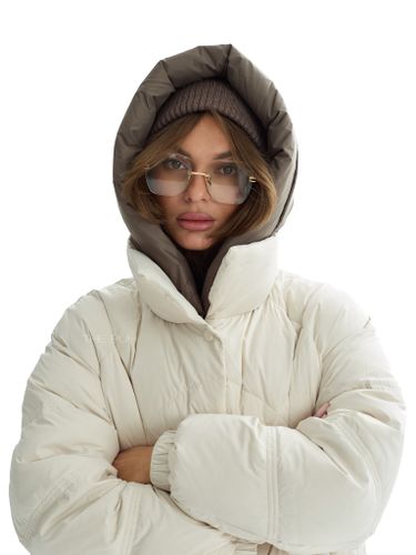 Женский бело-коричневый многослойный пуховик