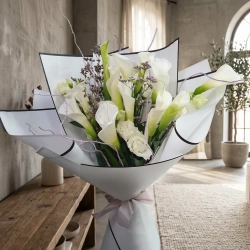 Букет из 15 белых калл с эустомой.