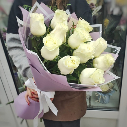 Букет из 11 белых роз сорта "Мондиаль" (Эквадор 60 см)