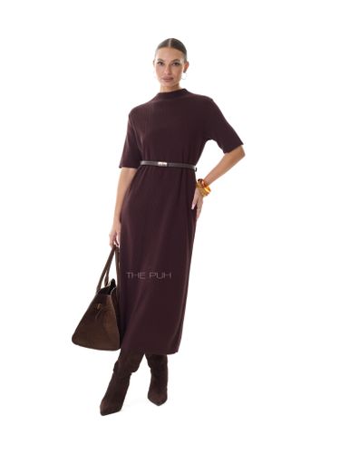 Трикотажное платье шоколадного цвета с кулоном