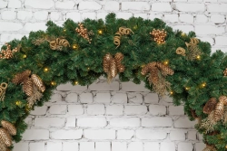 Хвойная арка Санкт-Петербург 240*160 см. с золотым декором, 260 теплых-белых Led ламп, Литая+ПВХ, ЕлкиТорг (28008)