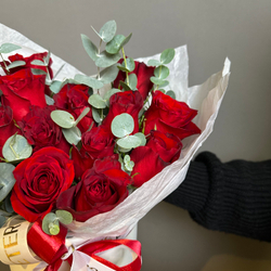 Композиция "Карат BOX"(красная роза в шляпной коробке )