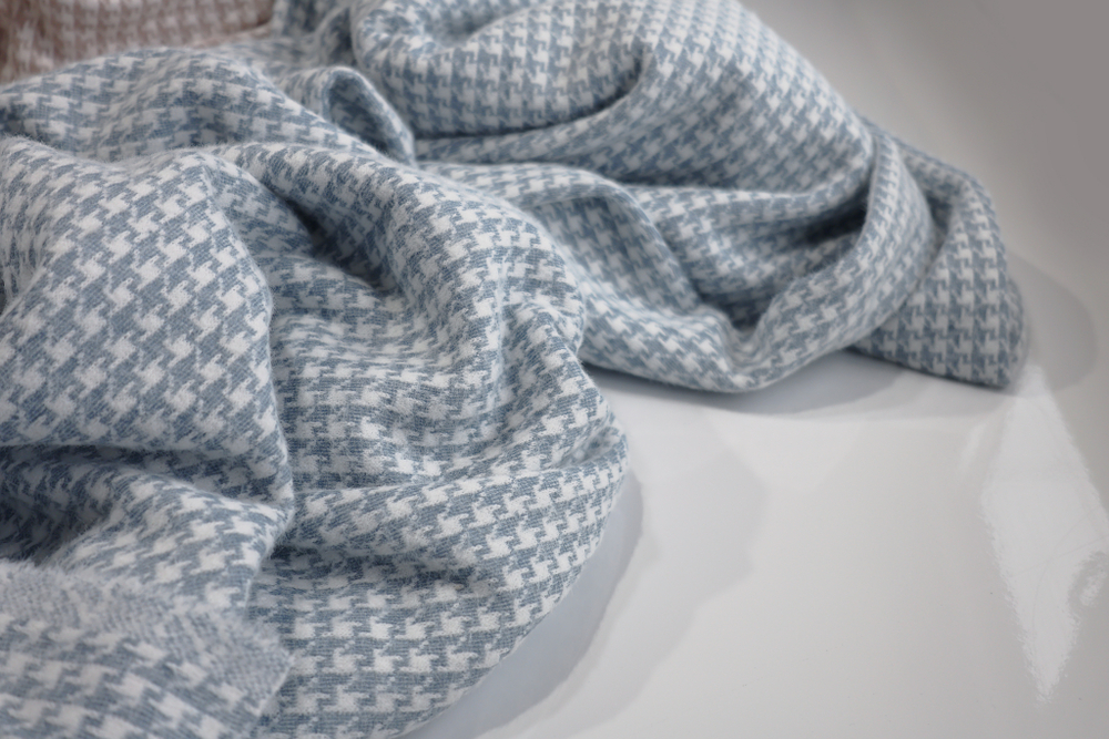 ГОЛУБОЙ - Альпака жаккард ГУСИНАЯ ЛАПКА (КРВ610 Елена) (к1 еле заметные разводы от влаги с изнанки, с лица не видно + испачкан от кромки 0-5см)