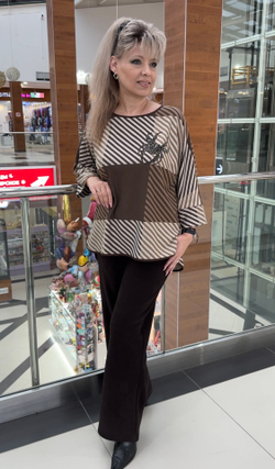 Блузон с оригинальным изображением и стразовым крабом