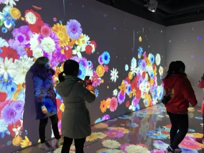 Иммерсивная интерактивная комната с проекцией на стену и пол