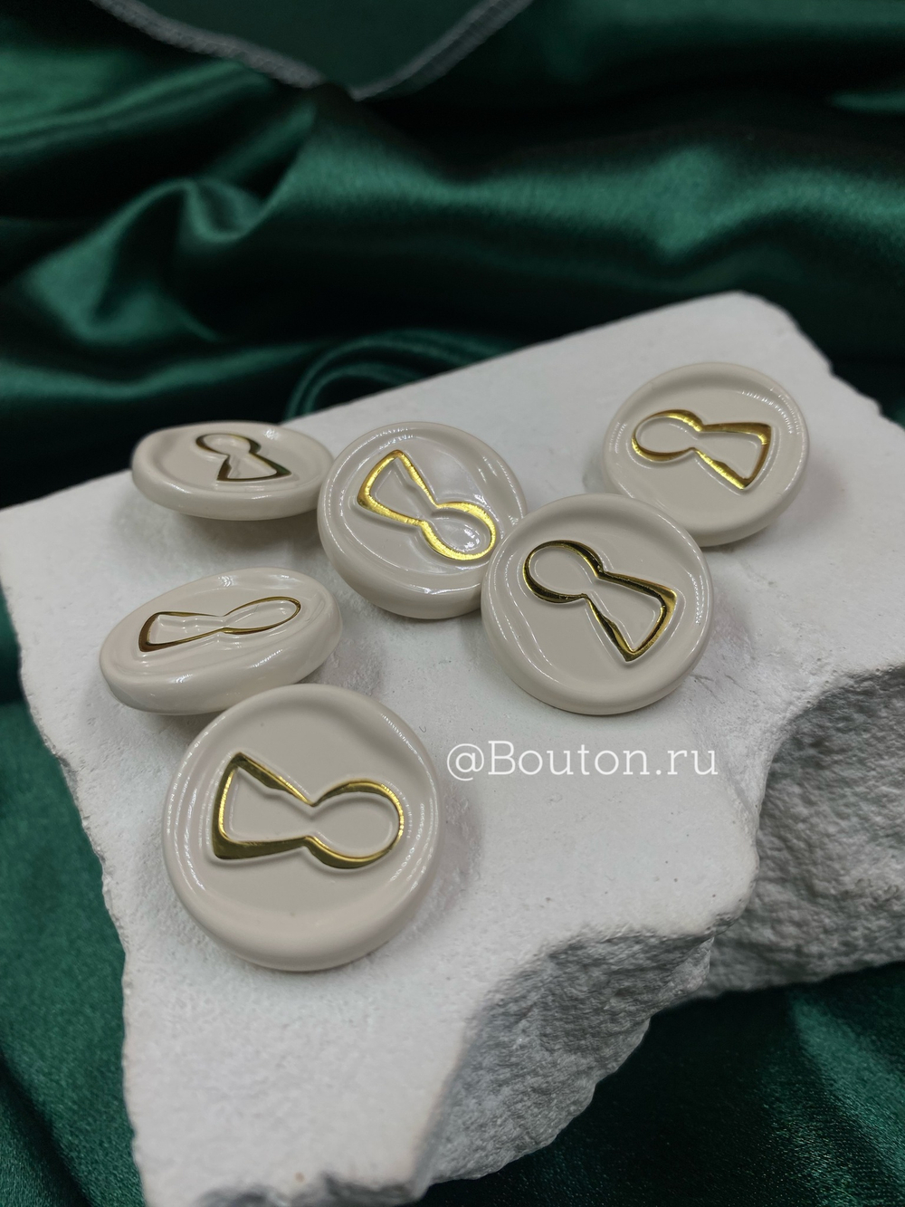 Пуговицы Скиапар. глянцевая золотистая "Замочная скважина" кремово-бежевая эмаль