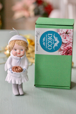 Елочная игрушка Пупсик. Мальчик в пальтишке с мороженым.