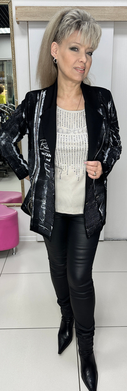 Трикотажный двубортный пиджак с черно-белым принтом