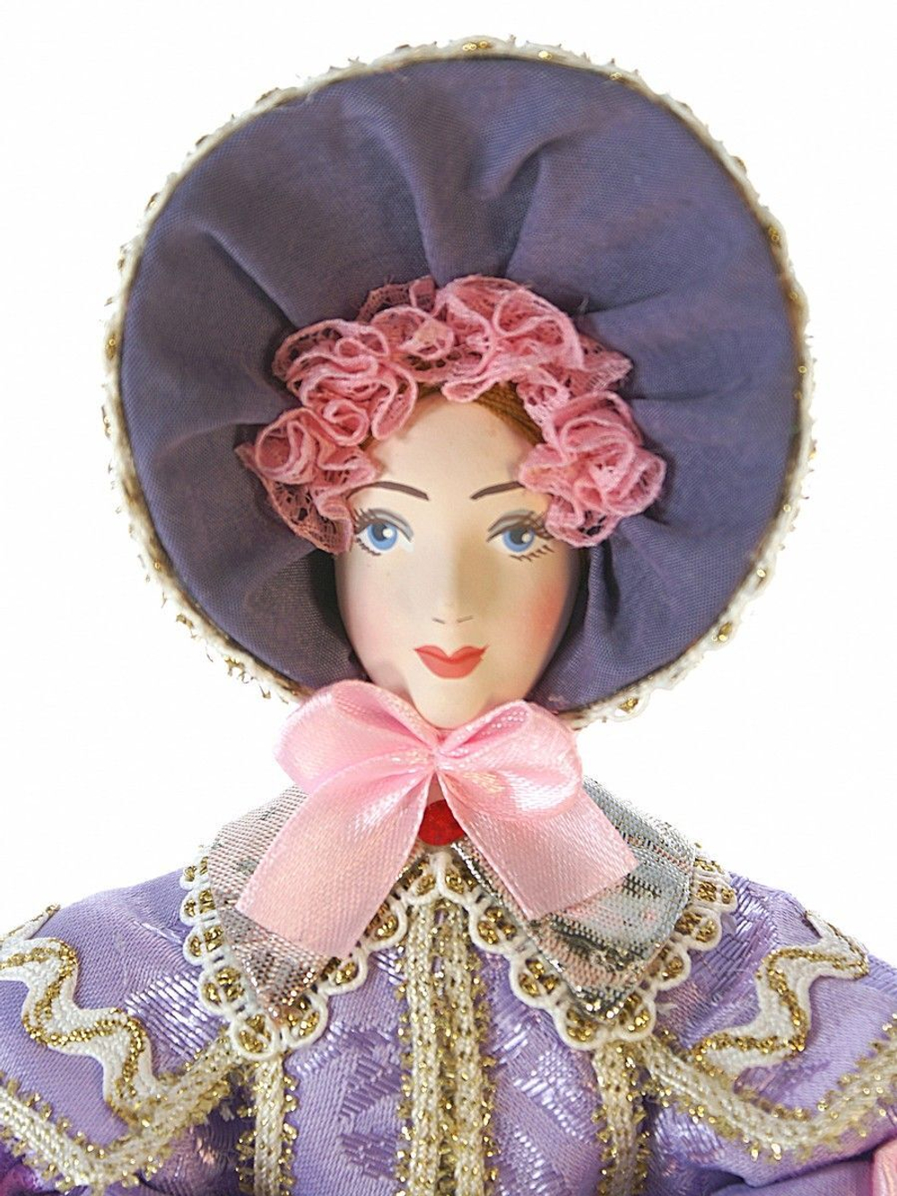 Кукла фарфоровая Дама в городской зимней одежде с муфтой