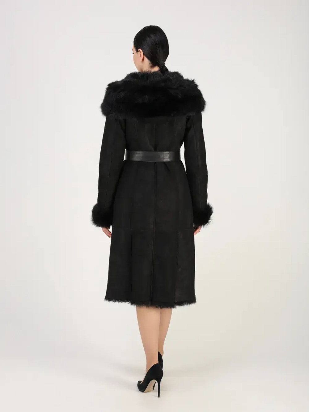 Дубленка зимняя натуральная с капюшоном длинная