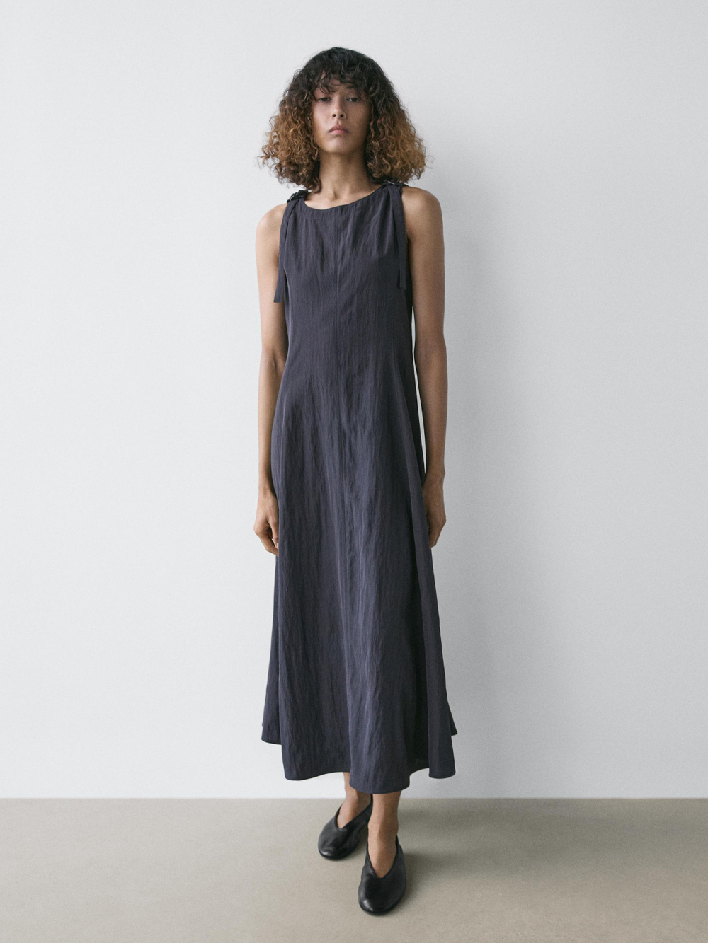 Massimo Dutti Струящееся платье миди, серый