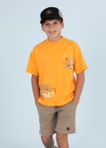 футболка с шортами и бейсболкой