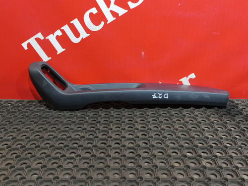 Подлокотник двери правой