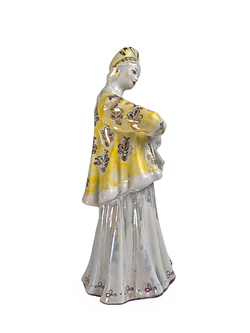 Фарфоровая статуэтка "Лебёдушка" в желтой шубке (Дулево)