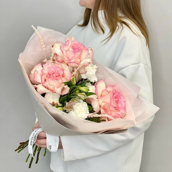 «Квартал Марэ» букет с французской розой, альстромерией и диантусом