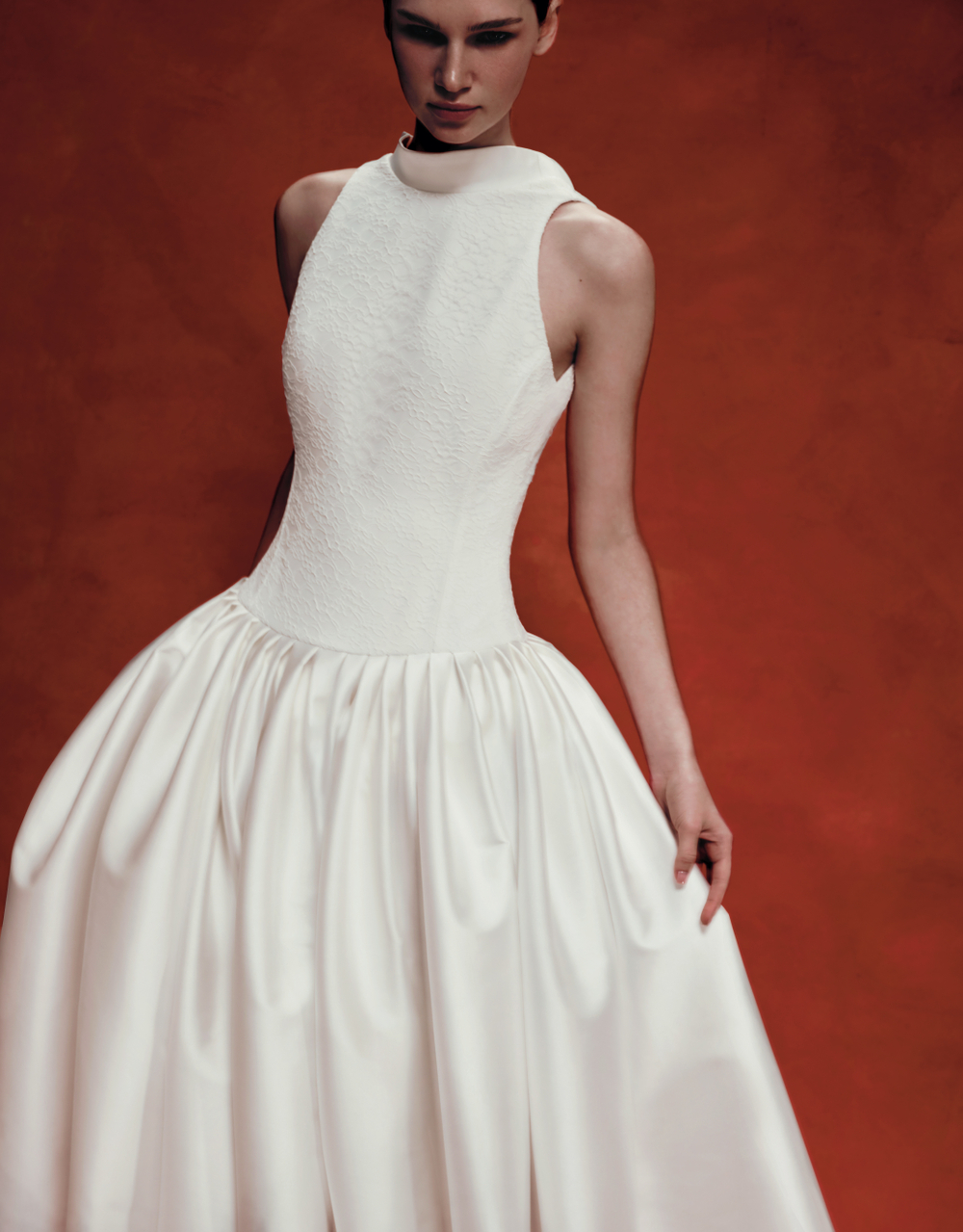 Платье макси из крепа и атласа с объемной юбкой