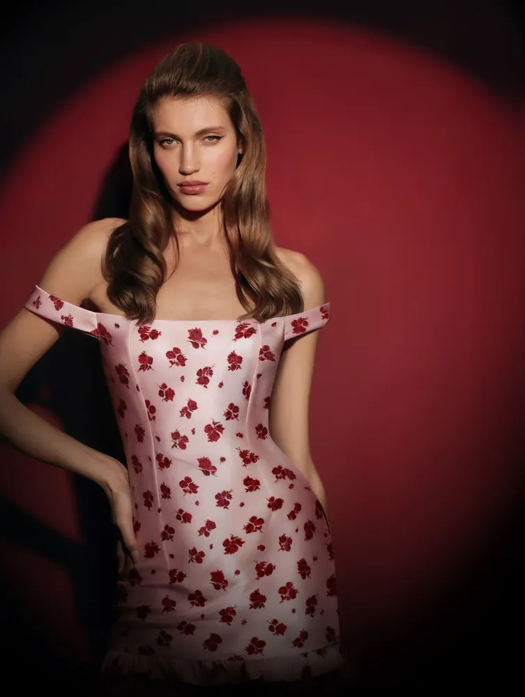 Cleo mini, платье мини из светло-розового атласа с цветочным принтом