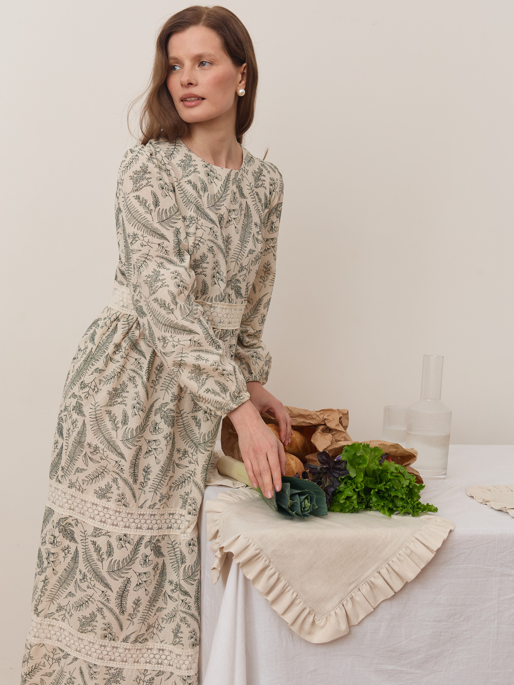 Платье с кружевными вставками