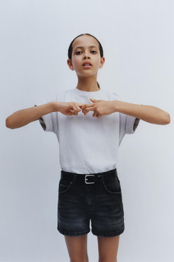 ZARA ДЖИНСОВЫЕ ШОРТЫ С АНИМАЛИСТИЧЕСКИМ ПРИНТОМ И НАШИВКАМИ «ЗВЕЗДЫ», ЧЕРНЫЙ