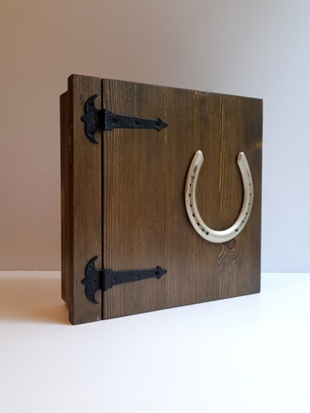 Ключница настенная под старину с подковой