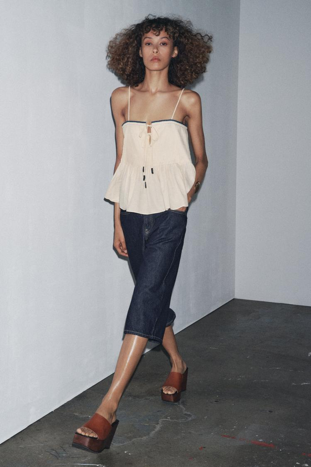 ZARA ТОП С КОНТРАСТНОЙ ОТДЕЛКОЙ — ZW COLLECTION, ЭКРЮ