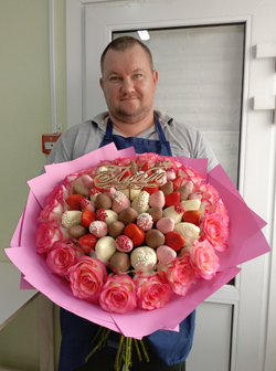 Букет из роз и клубники в шоколаде