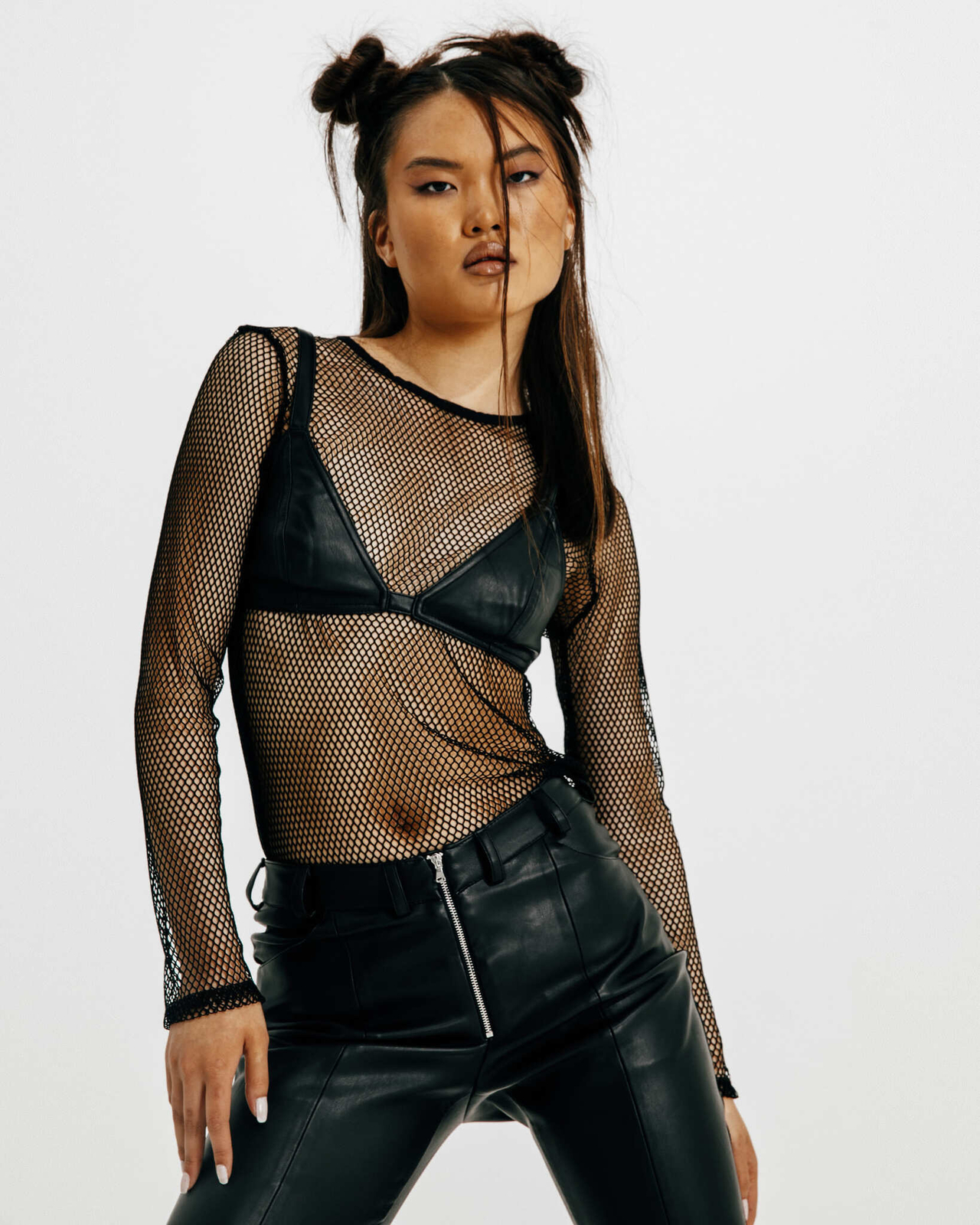 Брюки с фигурным поясом из эко-кожи