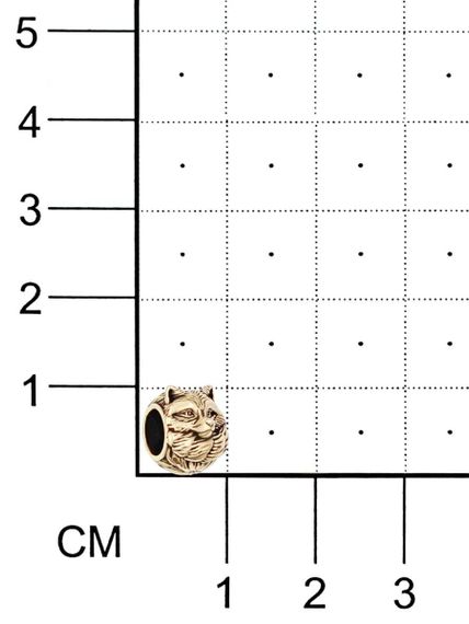 Фото шарма подвески Лиса на размерной сетке из бронзы.
